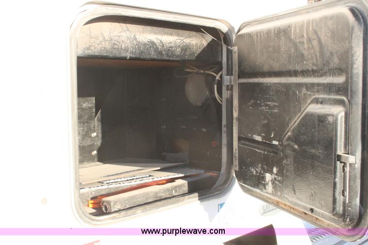 image for item G5566 1999 Peterbilt 377 semi truck