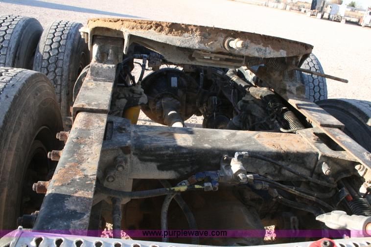 image for item G5566 1999 Peterbilt 377 semi truck