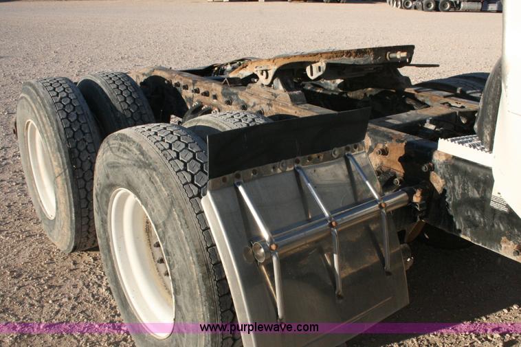 image for item G5566 1999 Peterbilt 377 semi truck