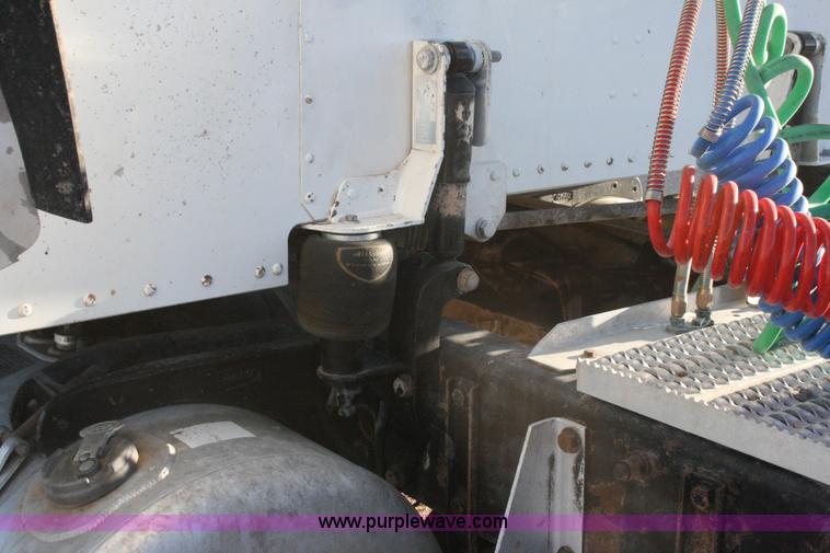 image for item G5566 1999 Peterbilt 377 semi truck