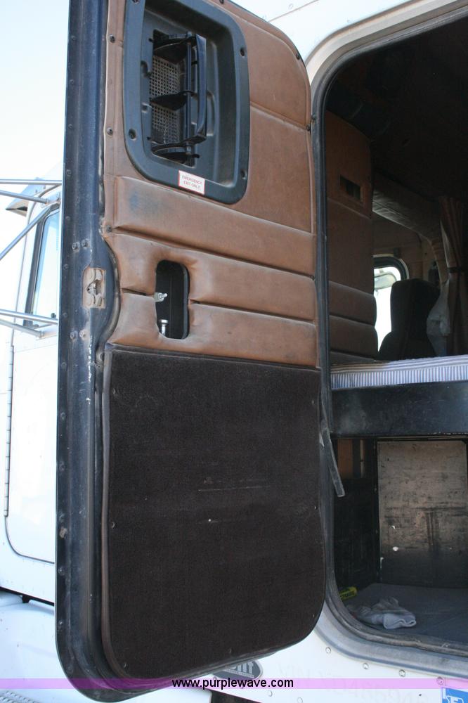 image for item G5566 1999 Peterbilt 377 semi truck