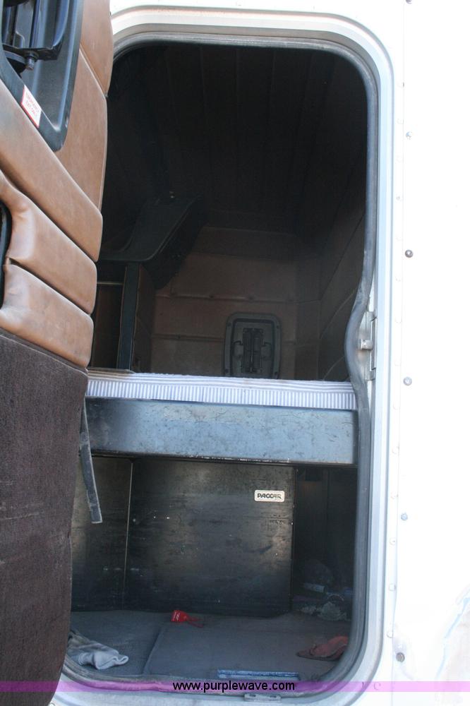 image for item G5566 1999 Peterbilt 377 semi truck