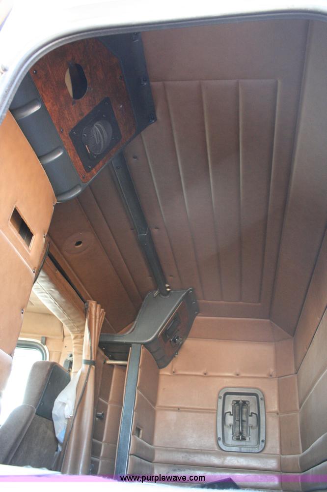 image for item G5566 1999 Peterbilt 377 semi truck