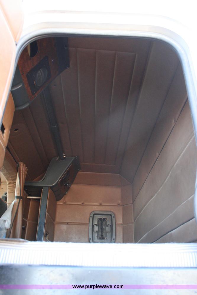 image for item G5566 1999 Peterbilt 377 semi truck