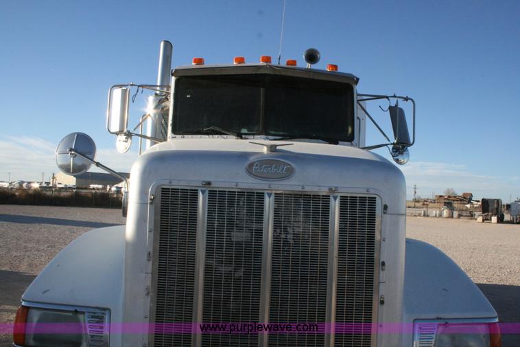 image for item G5566 1999 Peterbilt 377 semi truck