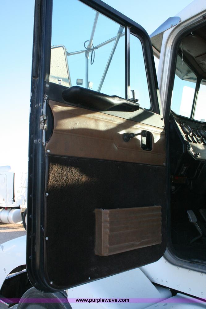 image for item G5566 1999 Peterbilt 377 semi truck