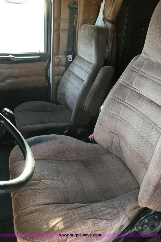 image for item G5566 1999 Peterbilt 377 semi truck