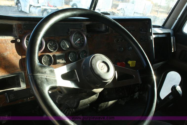 image for item G5566 1999 Peterbilt 377 semi truck