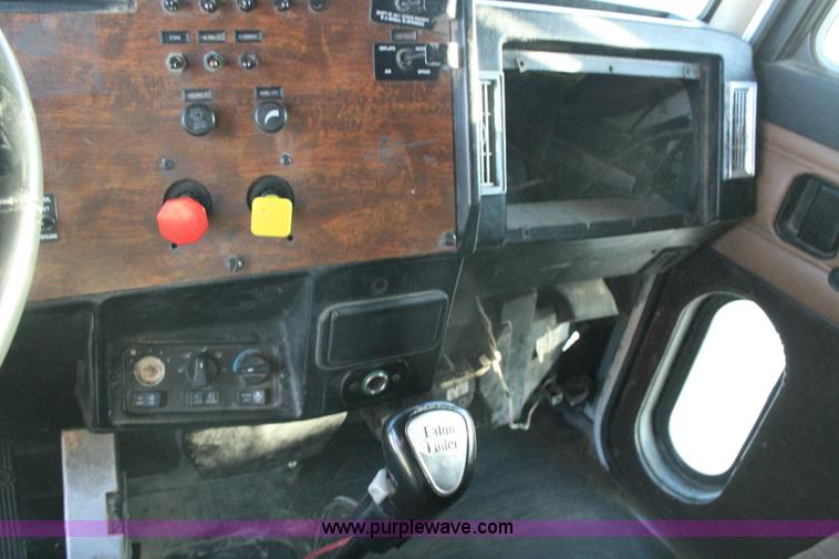 image for item G5566 1999 Peterbilt 377 semi truck