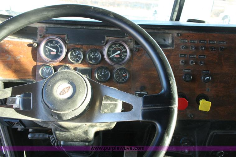 image for item G5566 1999 Peterbilt 377 semi truck