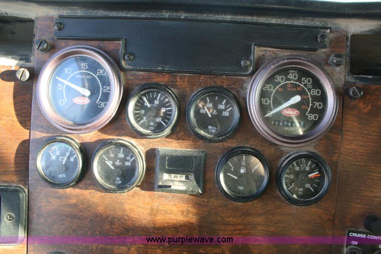 image for item G5566 1999 Peterbilt 377 semi truck