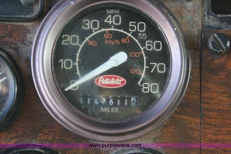 image for item G5566 1999 Peterbilt 377 semi truck