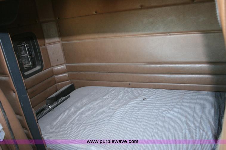 image for item G5566 1999 Peterbilt 377 semi truck