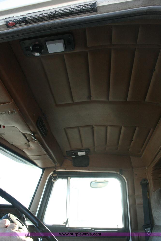 image for item G5566 1999 Peterbilt 377 semi truck