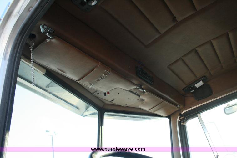 image for item G5566 1999 Peterbilt 377 semi truck