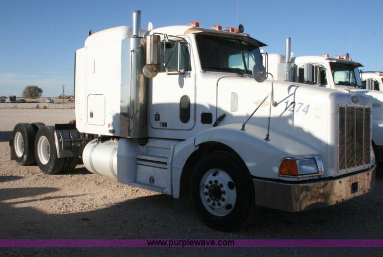 image for item G5567 2000 Peterbilt 377 semi truck