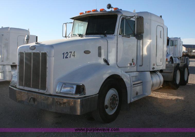 image for item G5567 2000 Peterbilt 377 semi truck