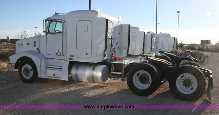 image for item G5567 2000 Peterbilt 377 semi truck