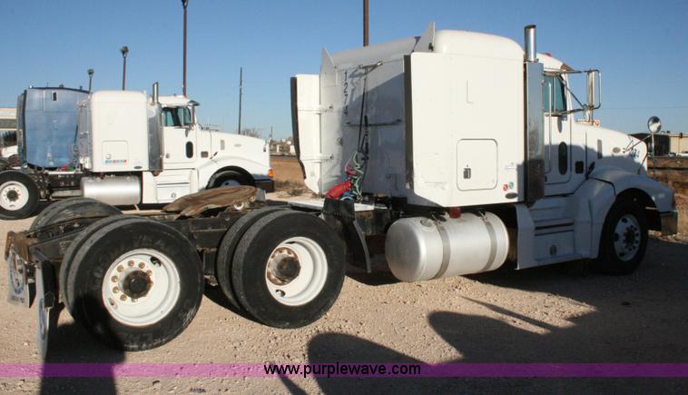 image for item G5567 2000 Peterbilt 377 semi truck