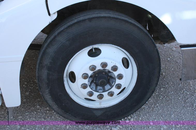 image for item G5567 2000 Peterbilt 377 semi truck