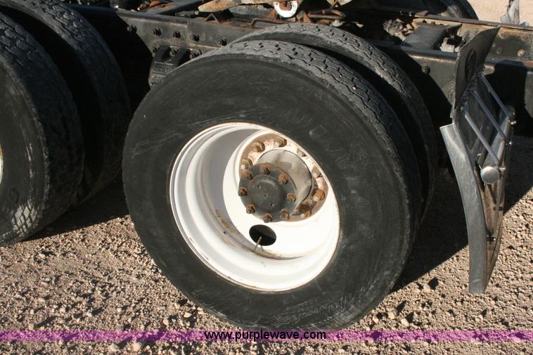 image for item G5567 2000 Peterbilt 377 semi truck