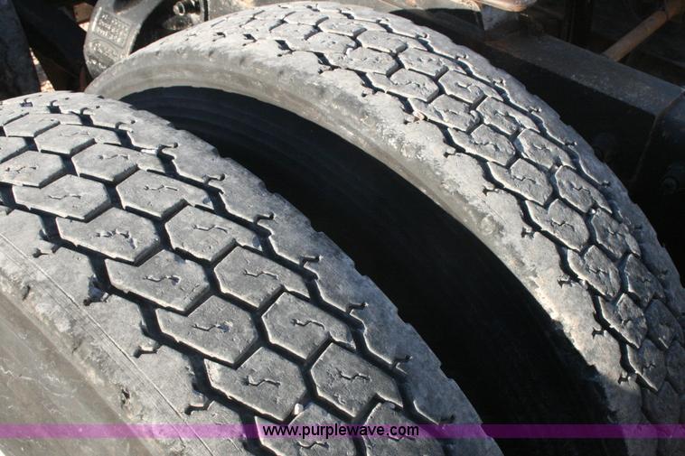 image for item G5567 2000 Peterbilt 377 semi truck