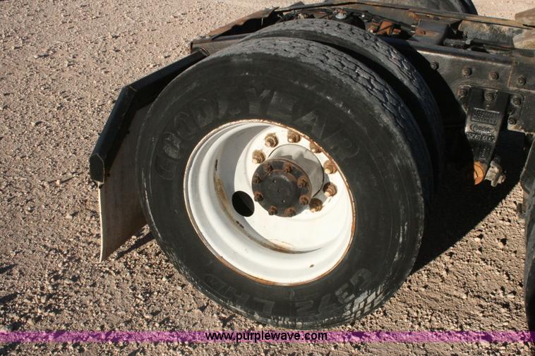 image for item G5567 2000 Peterbilt 377 semi truck