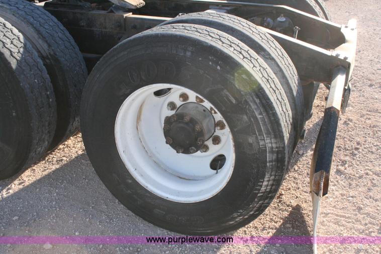 image for item G5567 2000 Peterbilt 377 semi truck