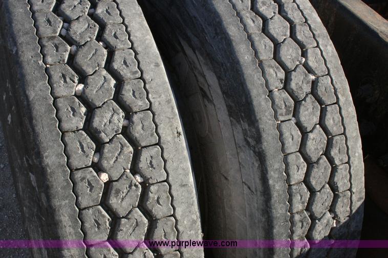 image for item G5567 2000 Peterbilt 377 semi truck