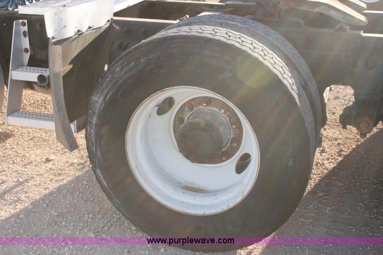 image for item G5567 2000 Peterbilt 377 semi truck