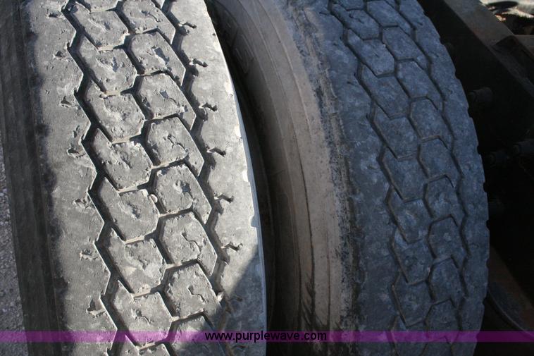 image for item G5567 2000 Peterbilt 377 semi truck