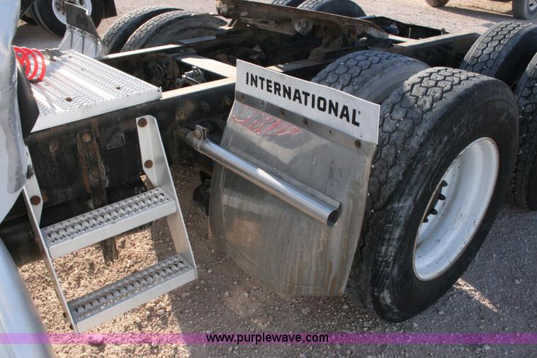 image for item G5567 2000 Peterbilt 377 semi truck