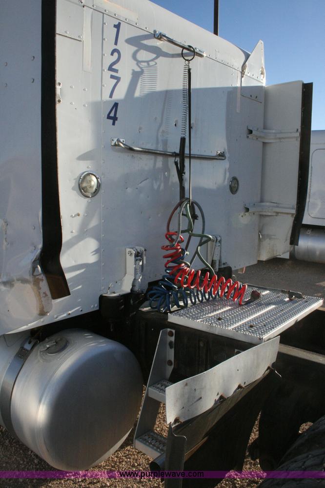 image for item G5567 2000 Peterbilt 377 semi truck