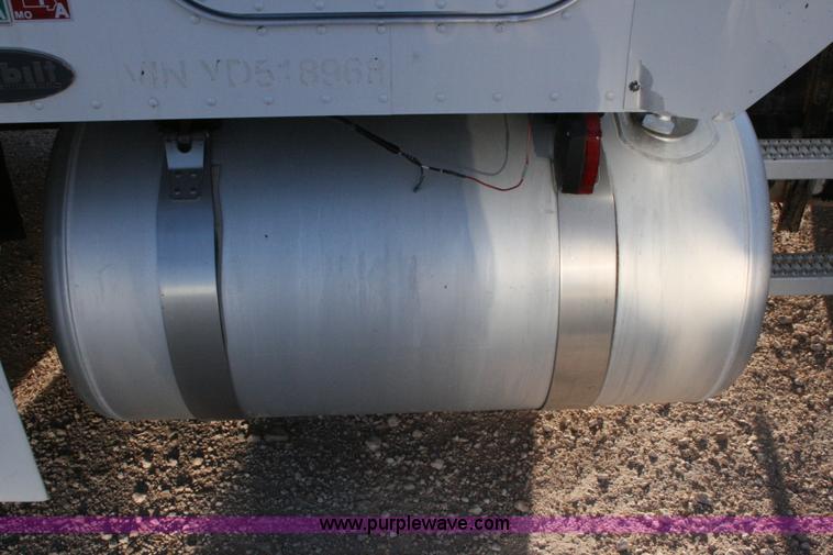 image for item G5567 2000 Peterbilt 377 semi truck