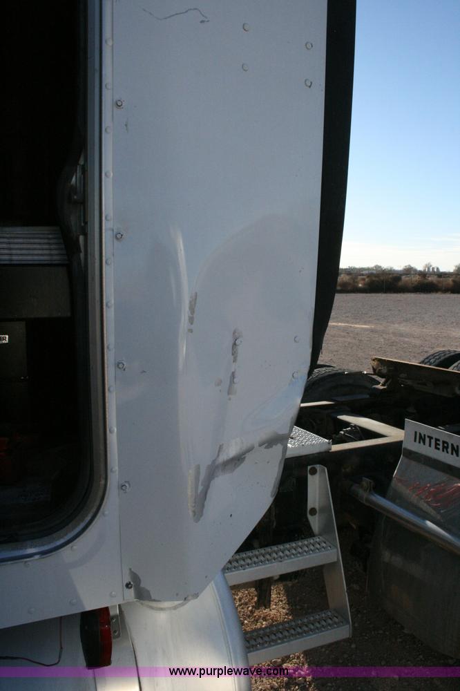 image for item G5567 2000 Peterbilt 377 semi truck