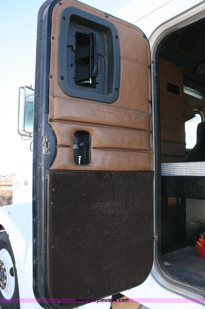 image for item G5567 2000 Peterbilt 377 semi truck