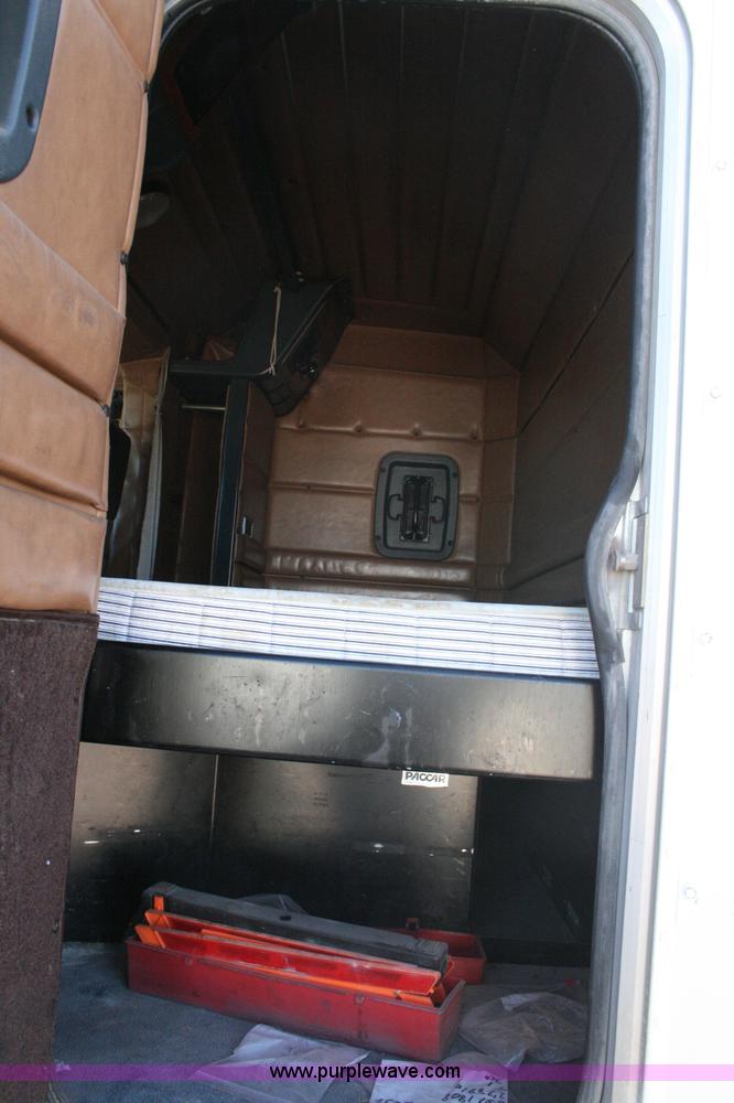 image for item G5567 2000 Peterbilt 377 semi truck