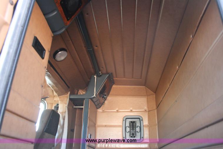 image for item G5567 2000 Peterbilt 377 semi truck