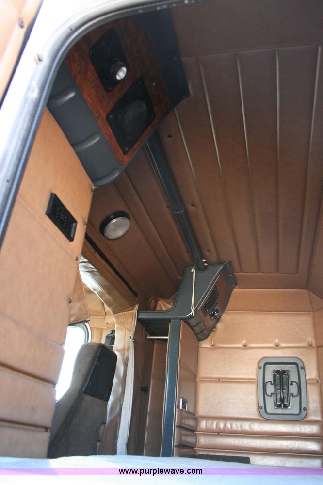 image for item G5567 2000 Peterbilt 377 semi truck