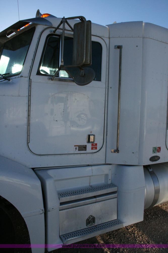 image for item G5567 2000 Peterbilt 377 semi truck