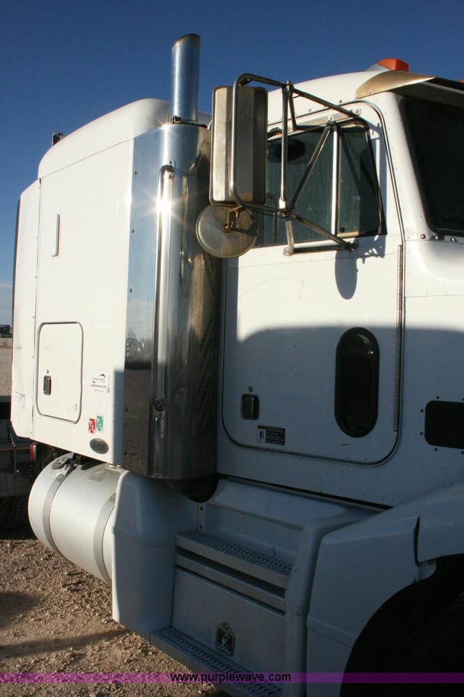 image for item G5567 2000 Peterbilt 377 semi truck