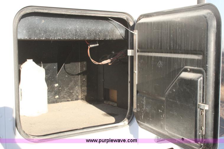 image for item G5567 2000 Peterbilt 377 semi truck