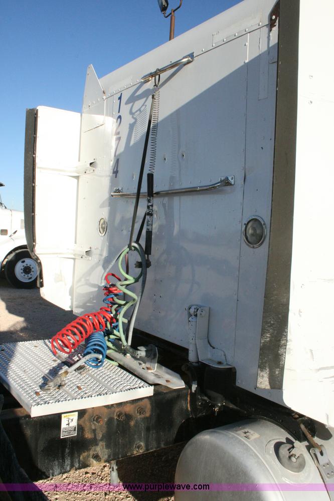 image for item G5567 2000 Peterbilt 377 semi truck