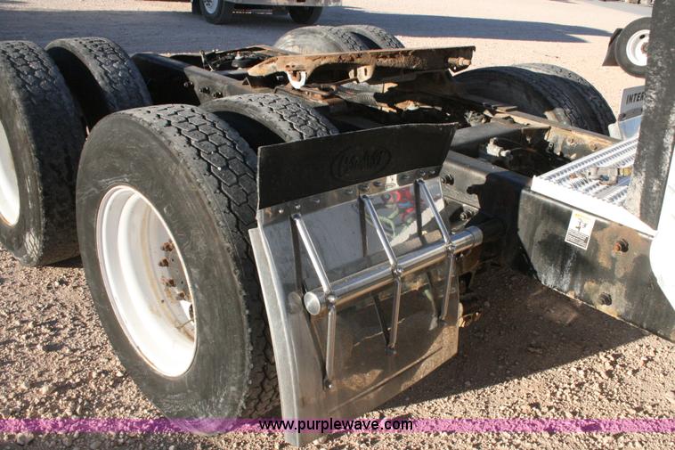 image for item G5567 2000 Peterbilt 377 semi truck