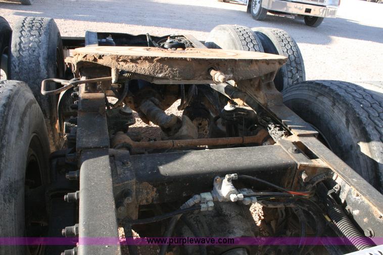 image for item G5567 2000 Peterbilt 377 semi truck