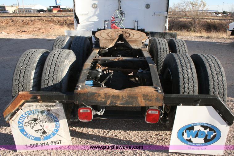 image for item G5567 2000 Peterbilt 377 semi truck