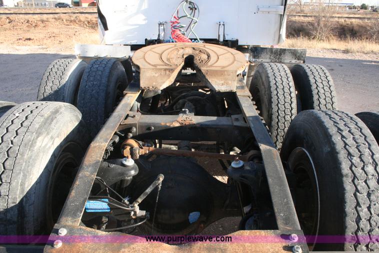 image for item G5567 2000 Peterbilt 377 semi truck