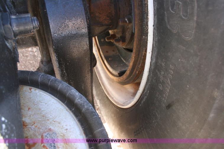 image for item G5567 2000 Peterbilt 377 semi truck