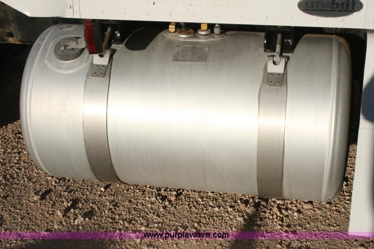 image for item G5567 2000 Peterbilt 377 semi truck