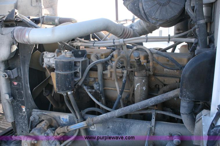 image for item G5567 2000 Peterbilt 377 semi truck